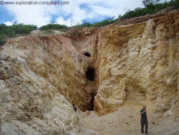 This highly differentiated pegmatite body contains several quartz nuclei. During the last tantalum boom, the mine produced mainly tantalite, now it produces mainly kaolinite.