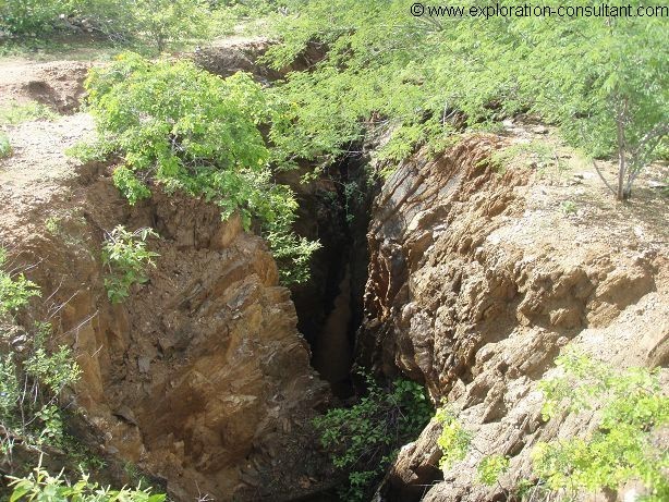 The area around highway 427 is known for numerous columbite (Nb > Ta) bearing pegmatitic veins. The veins are 2 to 4 m wide and were mined down to depths of 15 - 20 m. 