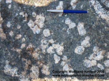 Scapolite crystals in a pyroxenite from an outcrop near Maroasara.